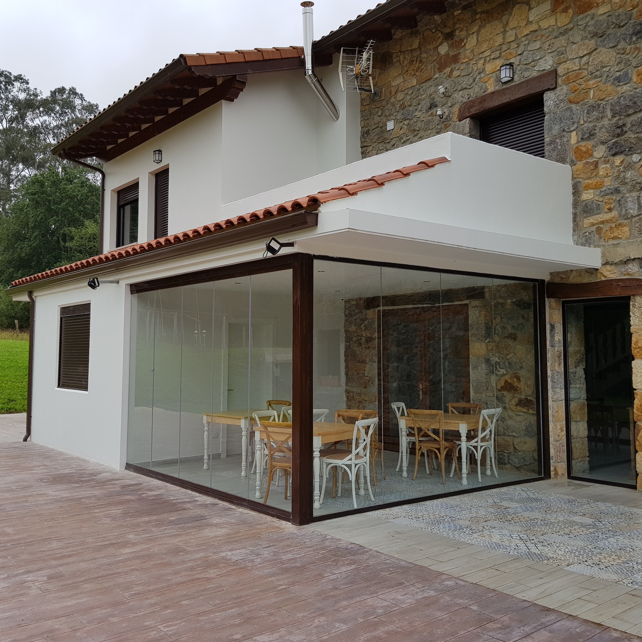 Galería y terraza de Posada Las Albarcas