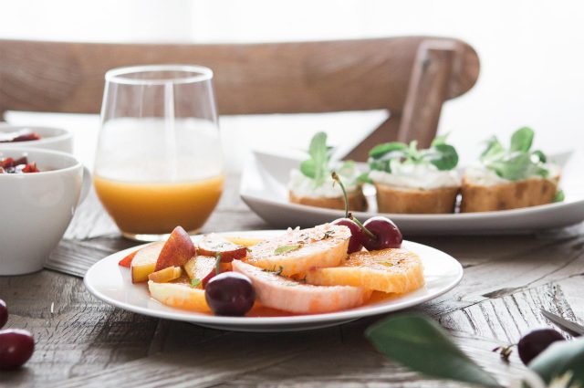Desayuno servido en Posada Las Albarcas